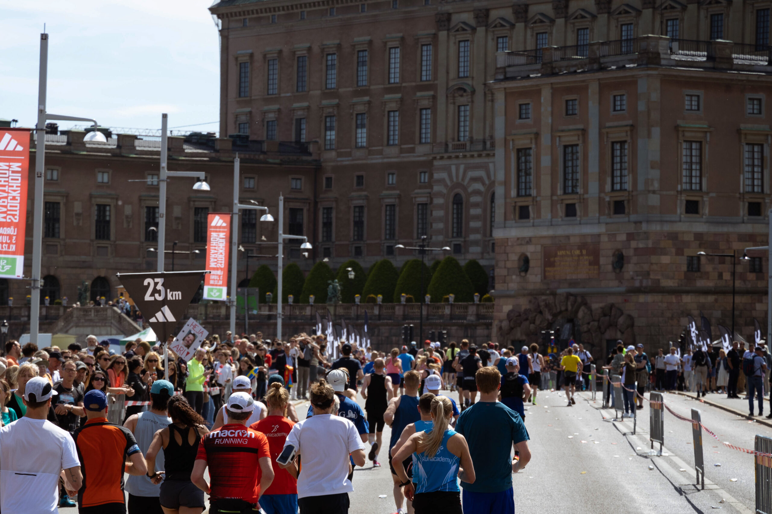 People running the Stockholm Marathon at Norrbro with the Royal Castle in the background.