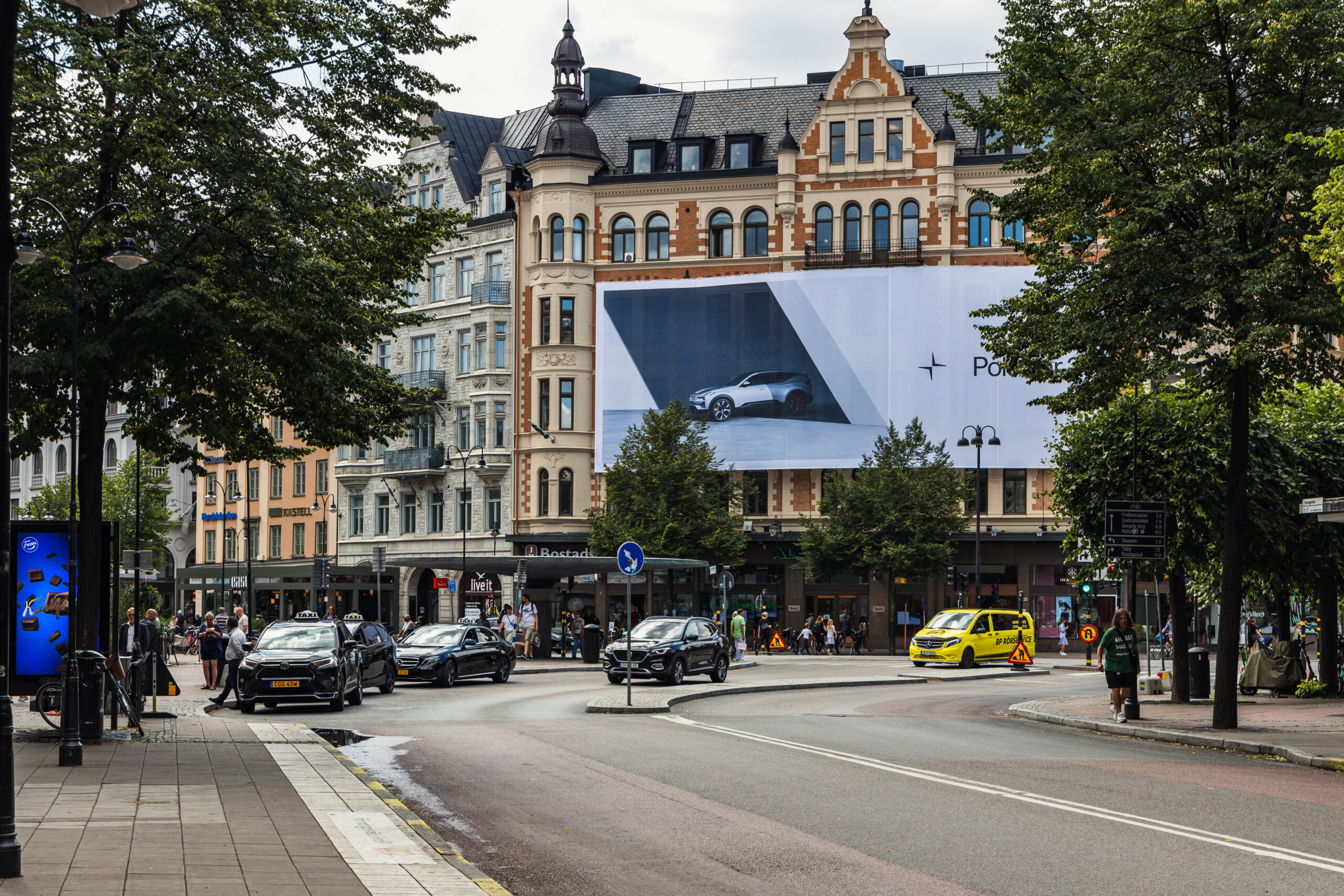 Crossing Birger Jarlsgatan, Sturegatan