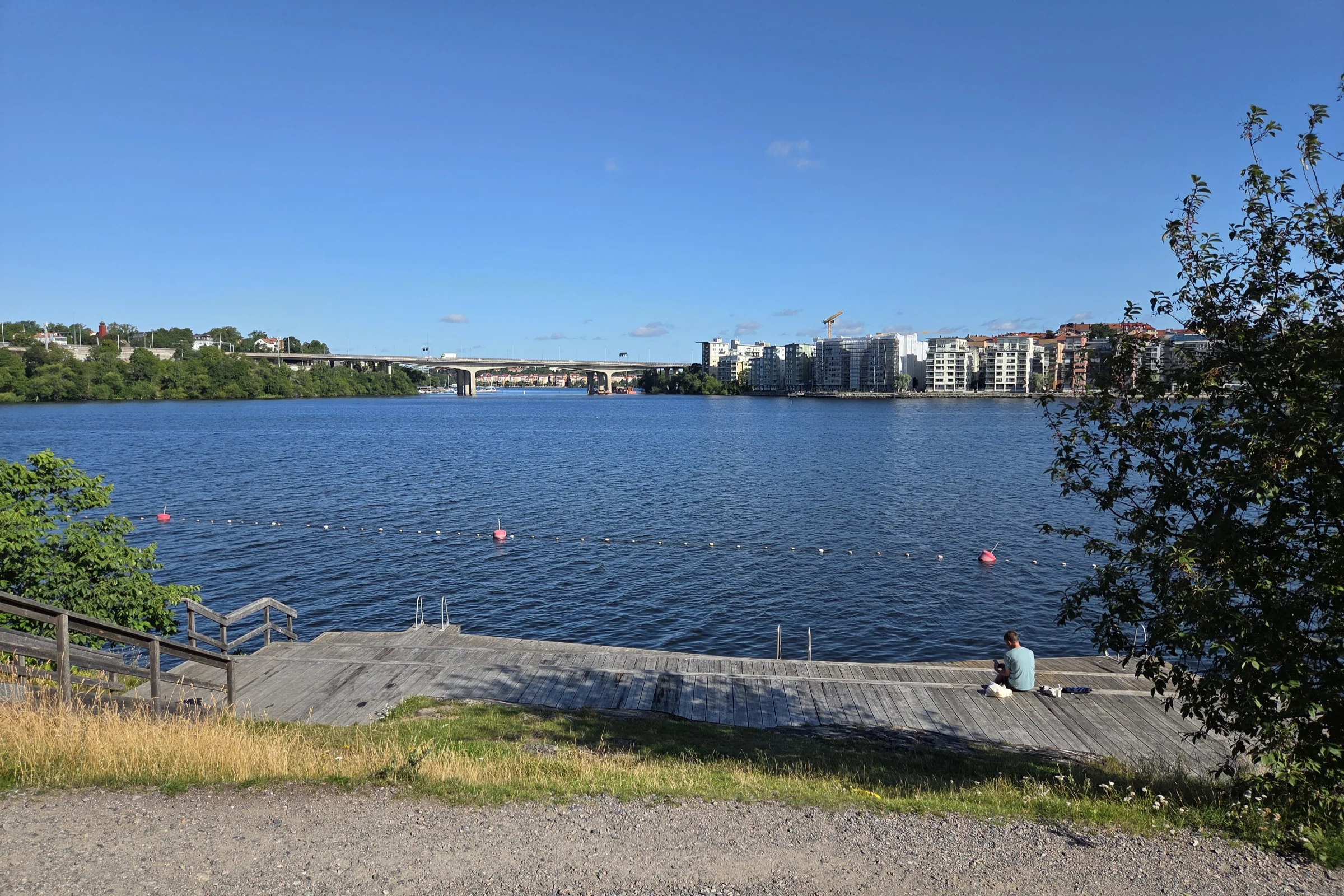 The swimming jetty at Ormbergets Bryggbad in Gröndal during a summer day