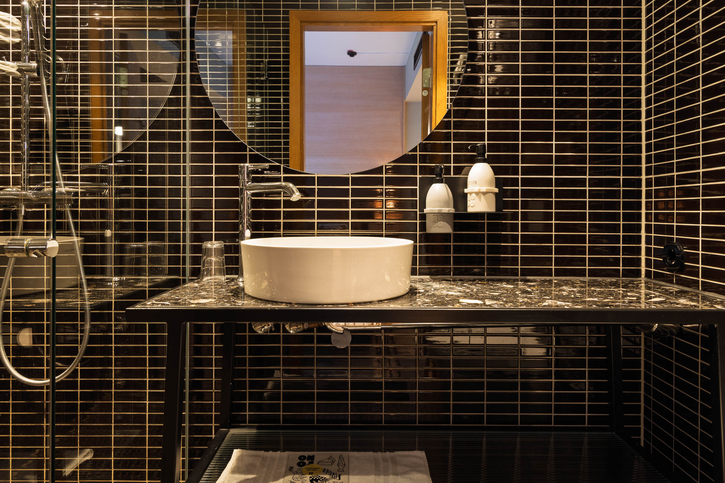 hobo_hotel_bathroom
