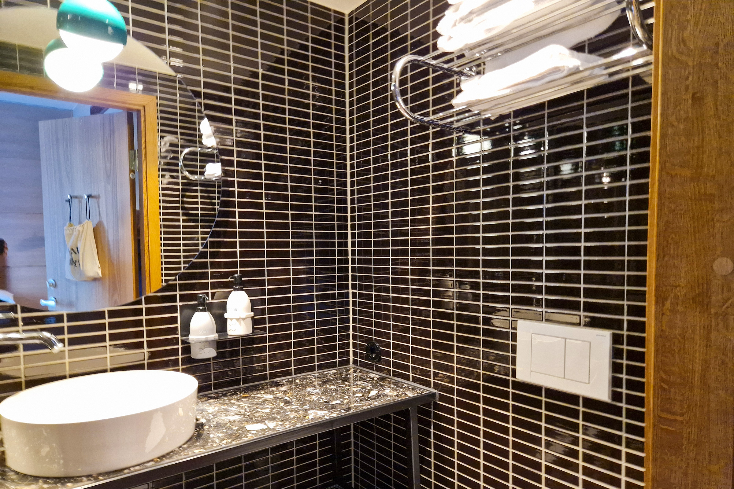 hobo_hotel_bathroom_2