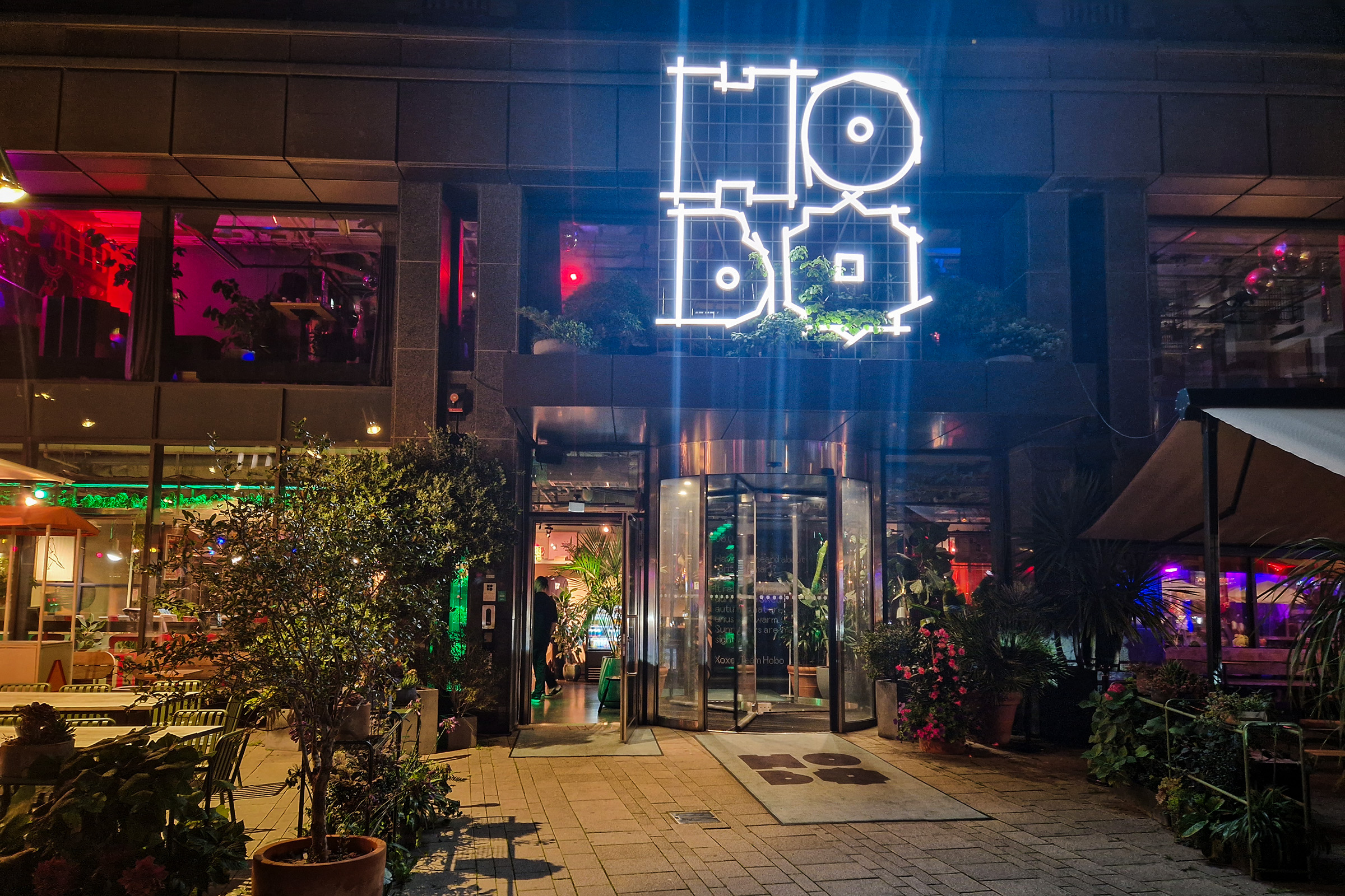 hobo_hotel_exterior_night
